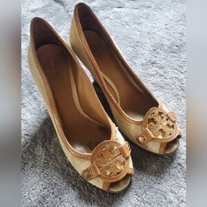 Tory Burch Beige and Gold Peep Toe Pumps Size 8